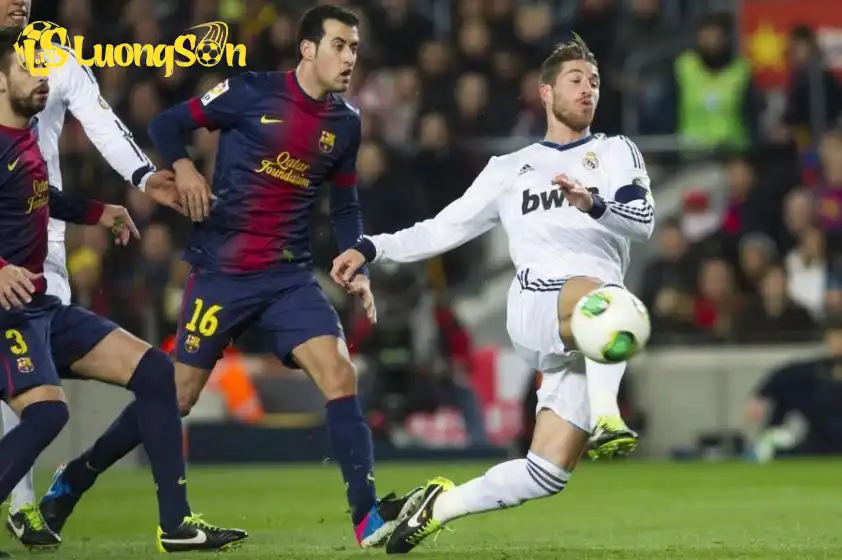 Vừa là anh em, vừa là đối thủ ở những trận Siêu Kinh điển nảy lửa. (Ảnh: Nền tảng X) Vừa là anh em, vừa là đối thủ ở những trận Siêu Kinh điển nảy lửa.