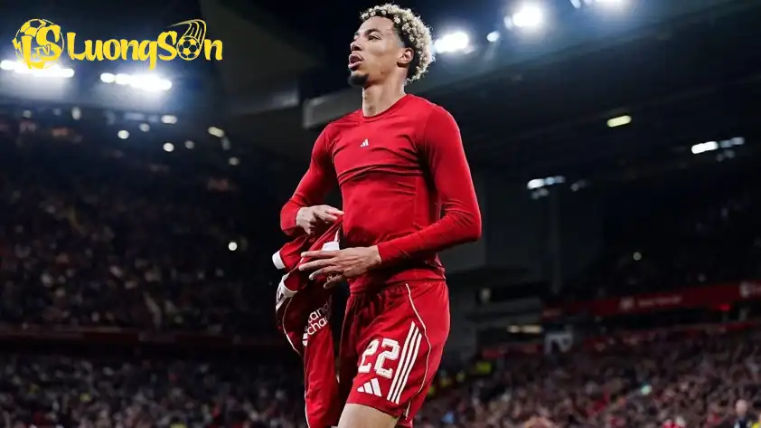 Tình huống cởi áo ăn mừng dẫn đến chiếc thẻ đỏ của Ekitike