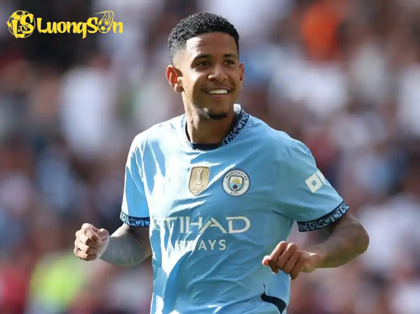 Man City sẽ gia hạn hợp đồng với Savinho lên thành 6 năm (Ảnh: The Sun). Man City sẽ gia hạn hợp đồng với Savinho lên thành 6 năm