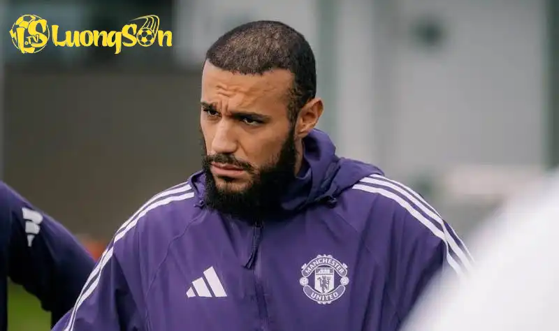 Mazraoui được đánh giá cao hơn Dalot