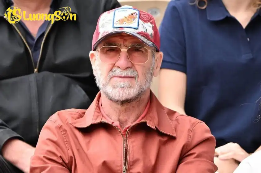 Cantona không hài lòng với cách quản lý của Sir Jim Ratcliffe. Cantona không hài lòng với cách quản lý của Sir Jim Ratcliffe.