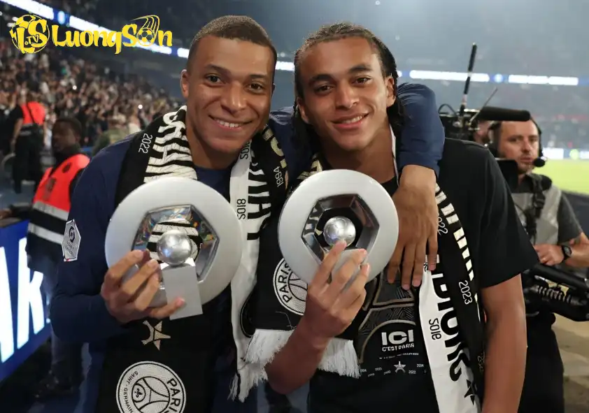 Ethan (phải) vẫn chưa có nổi một lần được triệu tập lên ĐT Pháp Ethan (phải) vẫn chưa có nổi một lần được triệu tập lên ĐT Pháp