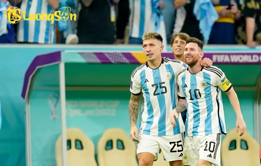 Lisandro Martinez vẫn được tập luyện cùng ĐT Argentina dù chưa thi đấu một phút nào ở mùa giải này