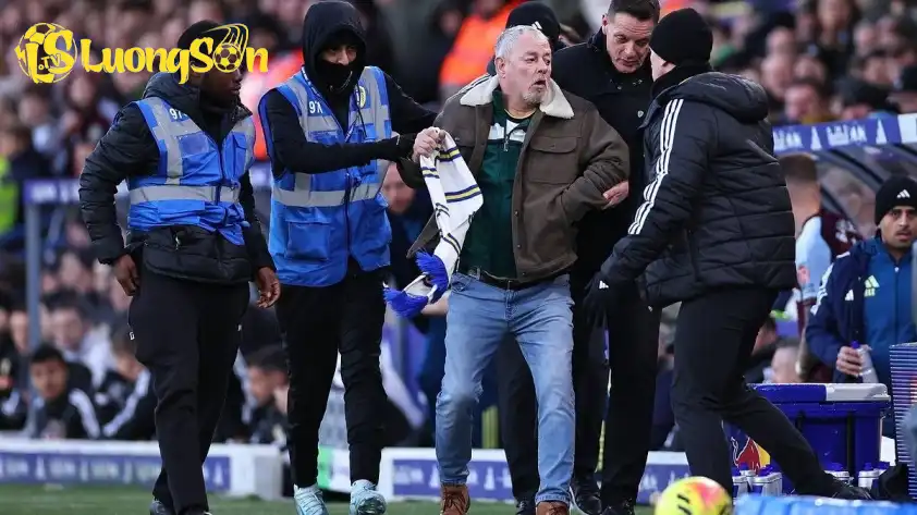 Một CĐV quá khích của Leeds United đã chạy vào khu vực kỹ thuật để chất vấn HLV Farke . (Ảnh: Goal) Một CĐV quá khích của Leeds United đã chạy vào khu vực kỹ thuật để chất vấn HLV Farke . (Ảnh: Goal)