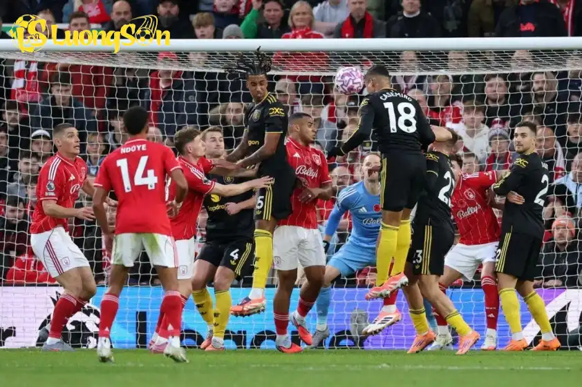 Casemiro đánh đầu ở quả phạt góc sau đó