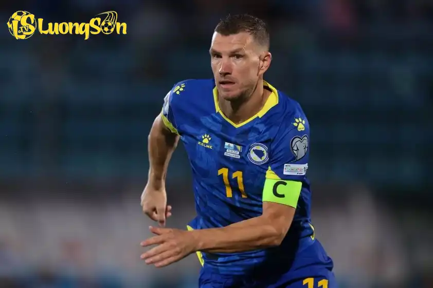 Edin Dzeko của tuyển Bosnia trong trận vòng loại World Cup gặp San Marino.